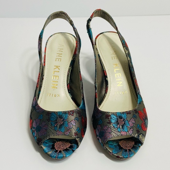 ANNE KLEIN Grey Metallic Cloth Floral Print Peep Toe Sling Back Pumps - Size 6 - Picture 2 of 14